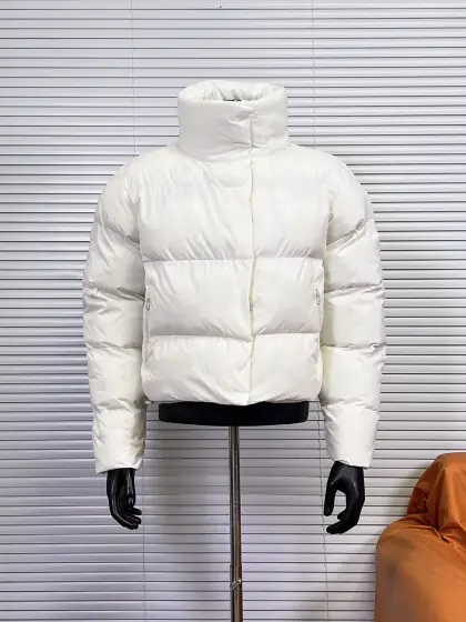 工厂 ALO YOGA /W4380R纯色短款高领羽绒服 温暖防风,内里填充高蓬松度80%白鸭绒.适合在冬季里暖和的天气或春秋季较寒冷的夜晚穿着.可打包装入内侧拉链口袋,便于收纳.衣领和下摆设计有内侧抽绳,可随心调节松紧,挡风保暖.背面下摆较长,可以扩大覆盖面和增强保护力.双向拉链下面设计有防风雨门襟,防风保暖.从底部拉开拉链,可以增加活动幅度或提高透气性 颜色:咖啡色,象牙白,黑色,烤杏仁,海蓝色